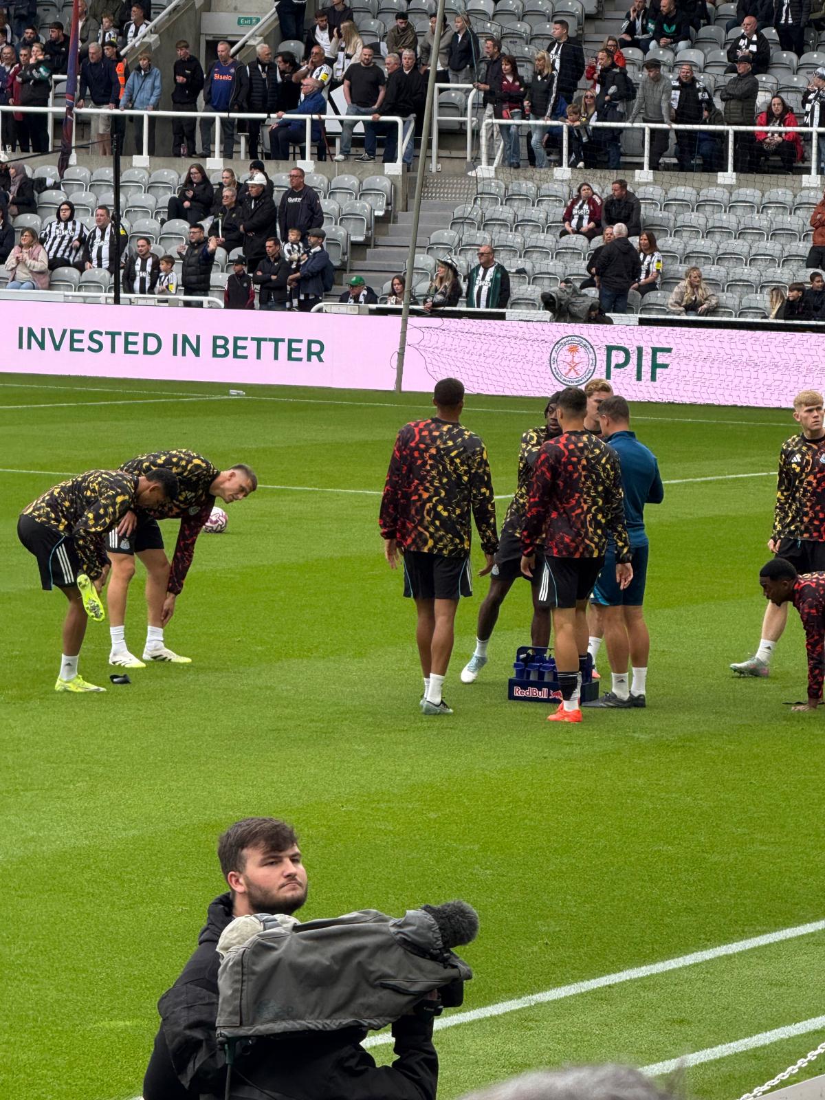 Newcastle United-spelers tijdens de warming-up op St James' Park voor een Premier League wedstrijd