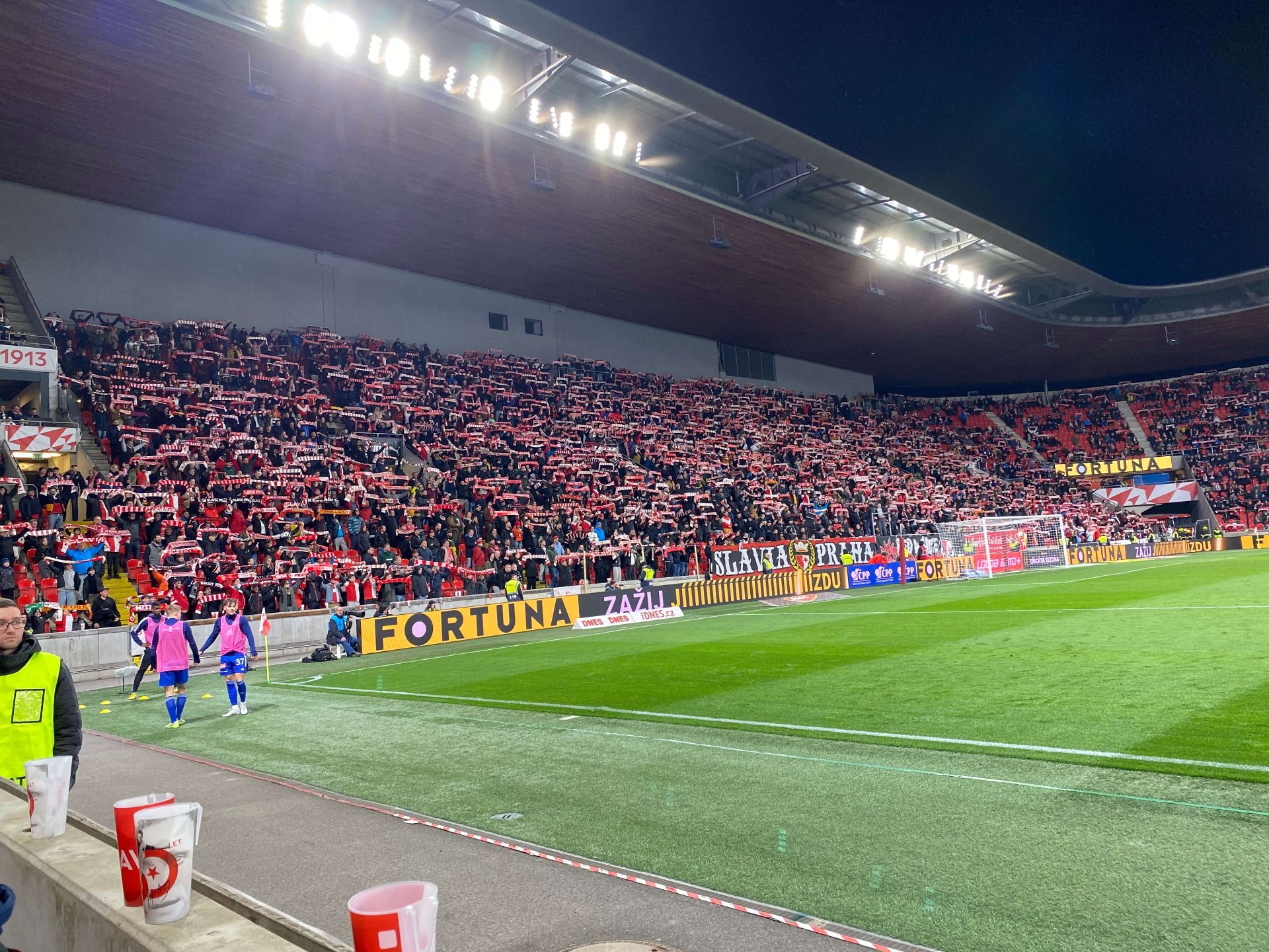 Eden Arena van Slavia Praag tijdens een avondwedstrijd in de Chance Liga