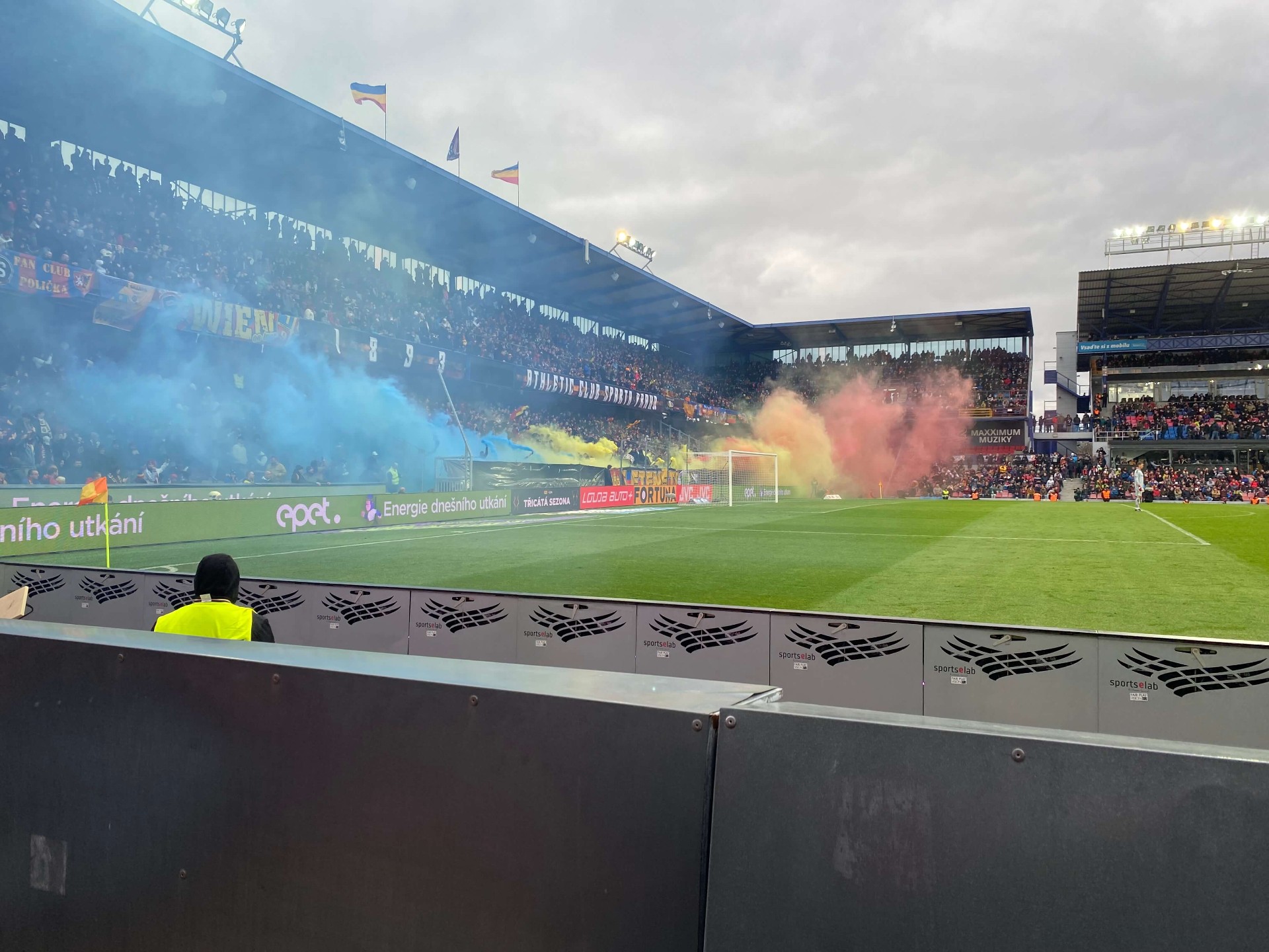 Letná Stadium van Sparta Praag tijdens een avondwedstrijd in de Chance Liga