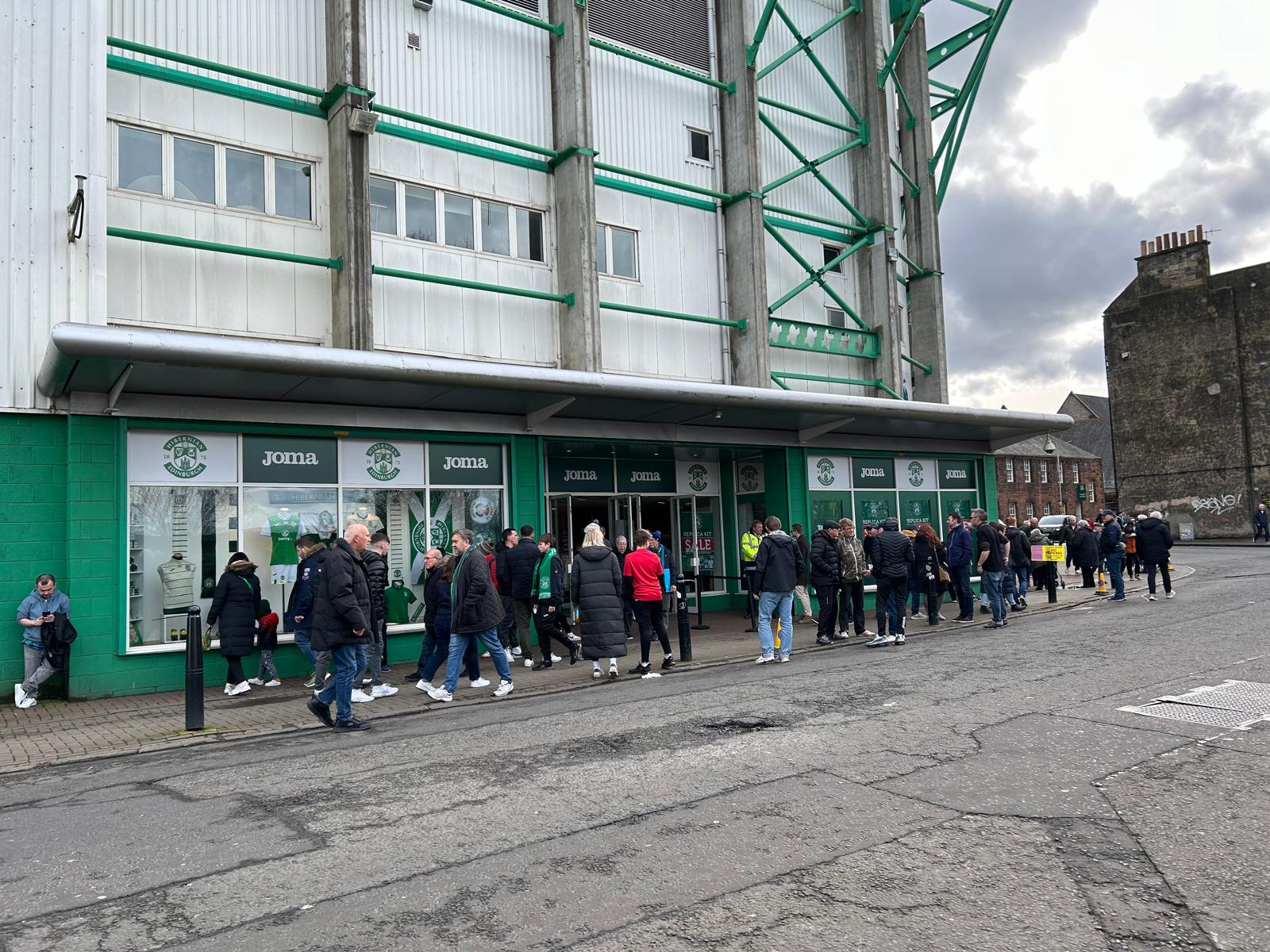 Supporters bij de Joma clubstore voor Easter Road op wedstrijddag