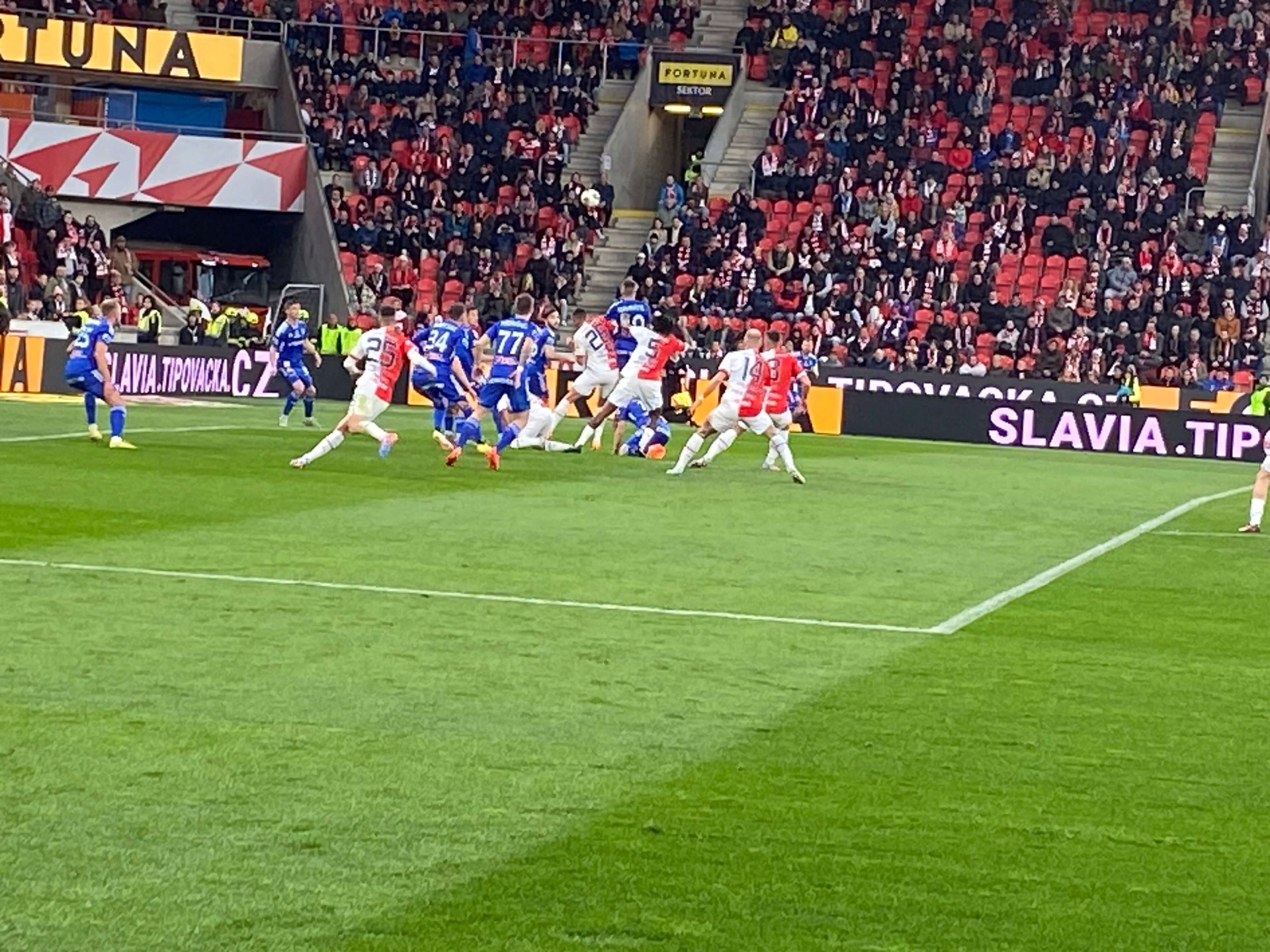 Sfeerimpressie Slavia Praag fans tijdens een Chance Liga wedstrijd