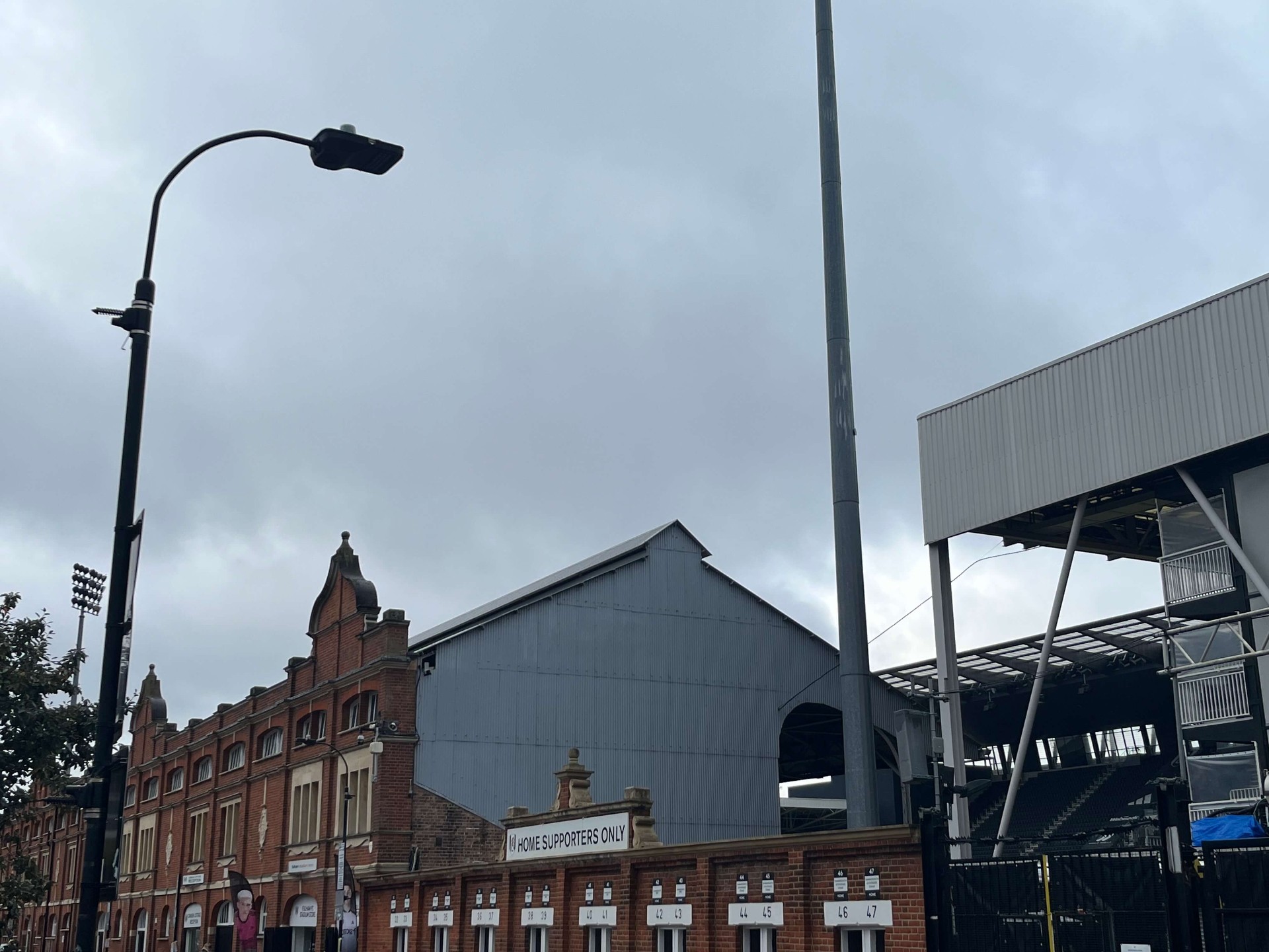 Buitenkant Craven Cottage met de nieuwe Riverside Stand naast de historische tribune