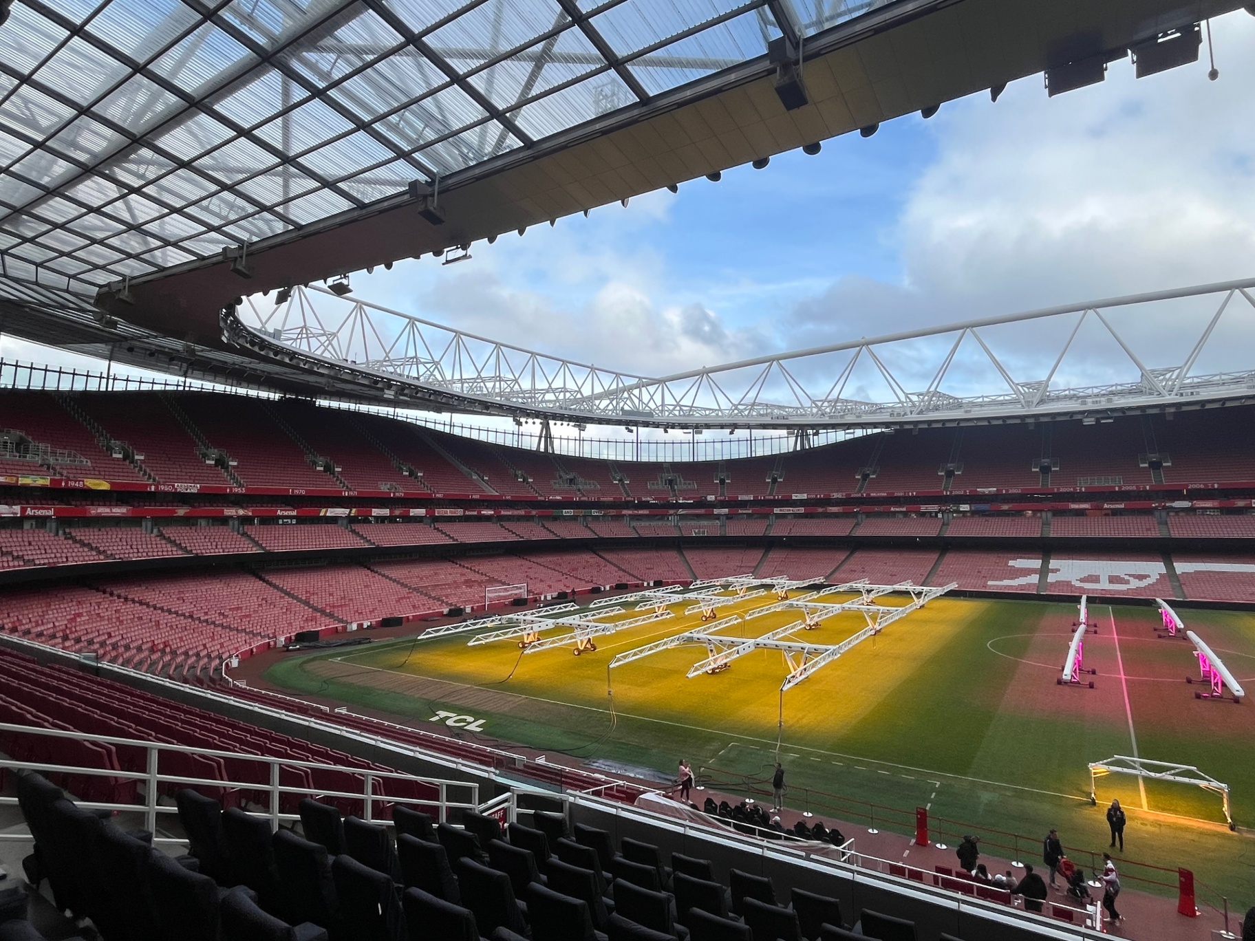 Uitzicht op het veld van het Emirates Stadium met de groeilampen op het gras