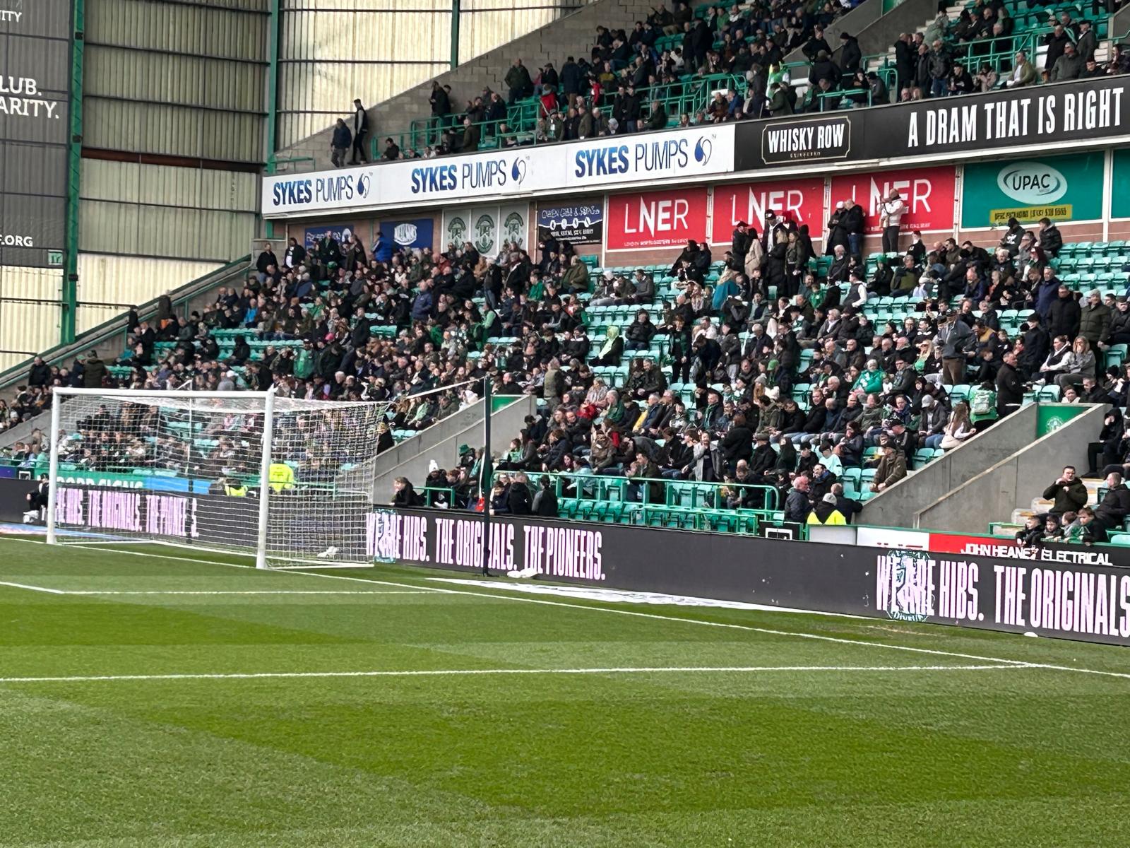 Hibs-fans op de tribune achter het doel op Easter Road
