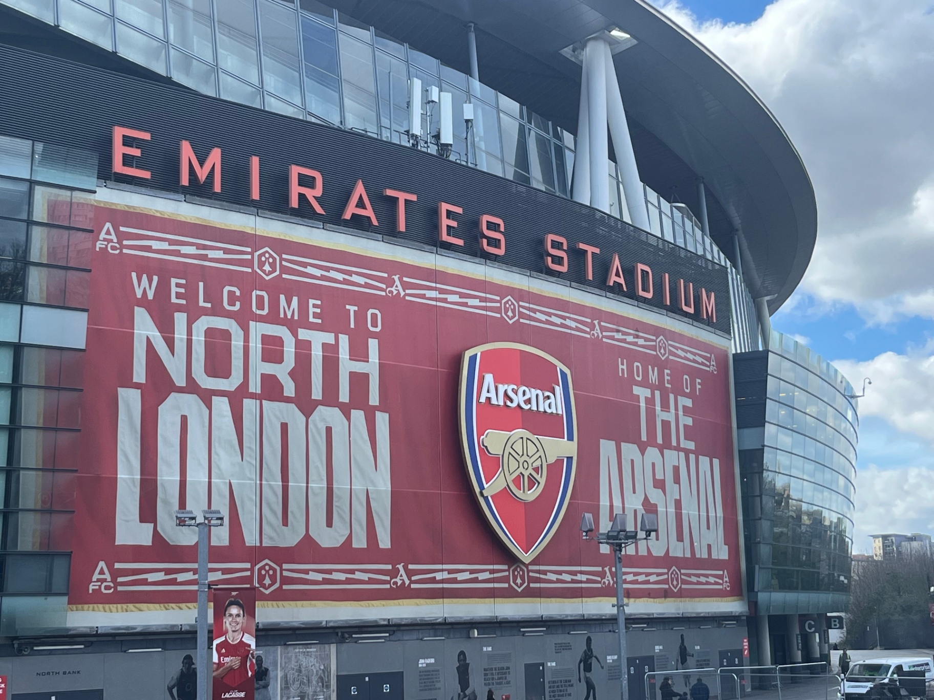 Het 'Welcome to North London, Home of The Arsenal' spandoek aan de buitenkant van het Emirates Stadium