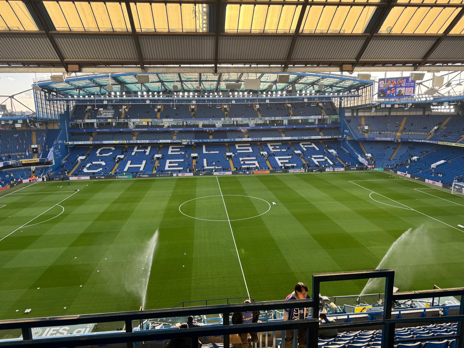 Uitzicht op het veld van Stamford Bridge met de blauwe tribunes en CHELSEA-letters voor een wedstrijd van Chelsea FC