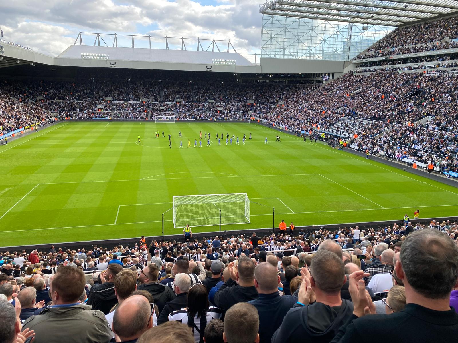 Het volledige St James' Park met uitverkochte tribunes voor een wedstrijd van Newcastle United