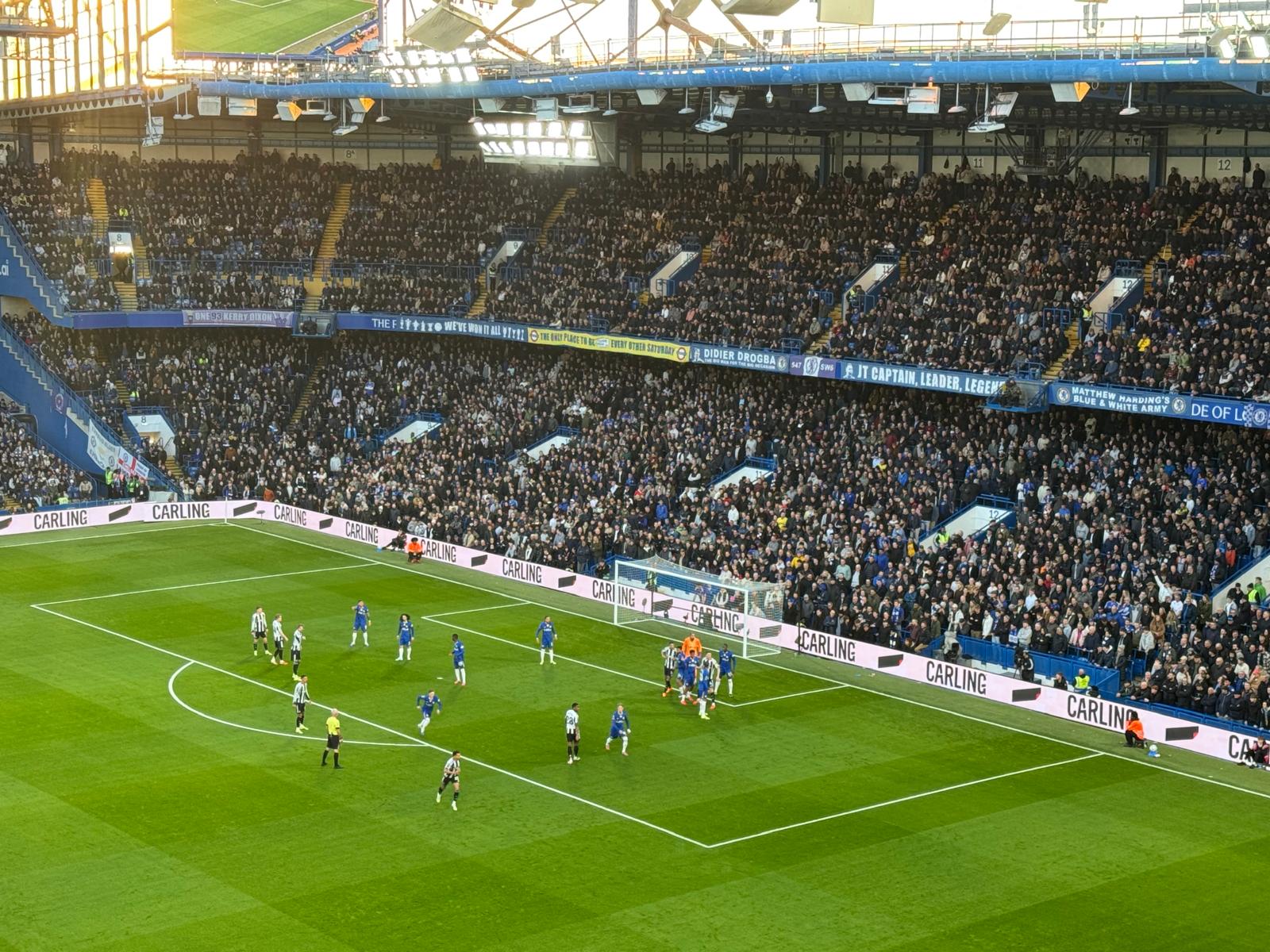 Volle tribunes en sfeer op Stamford Bridge tijdens een Premier League wedstrijd van Chelsea