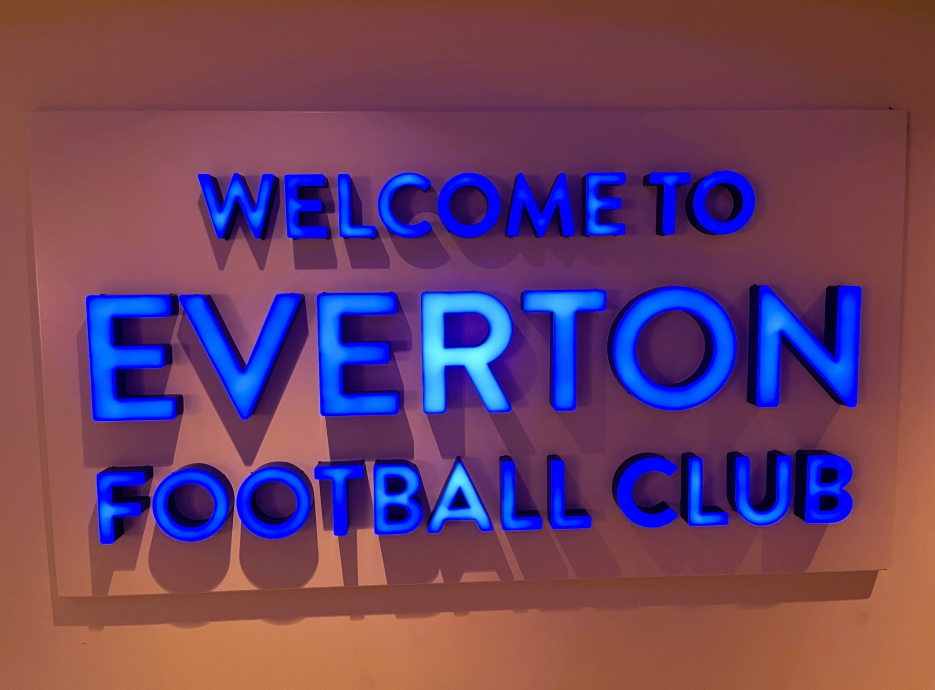 Welcome to Everton Football Club neonbord in de entree van het stadion
