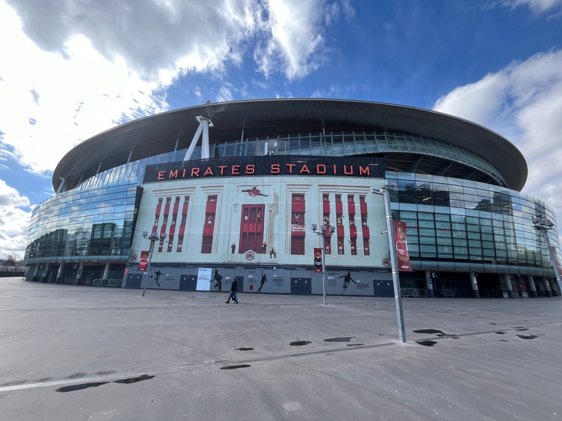 Het Emirates Stadium van buitenaf met de Highbury-gevel decoratie