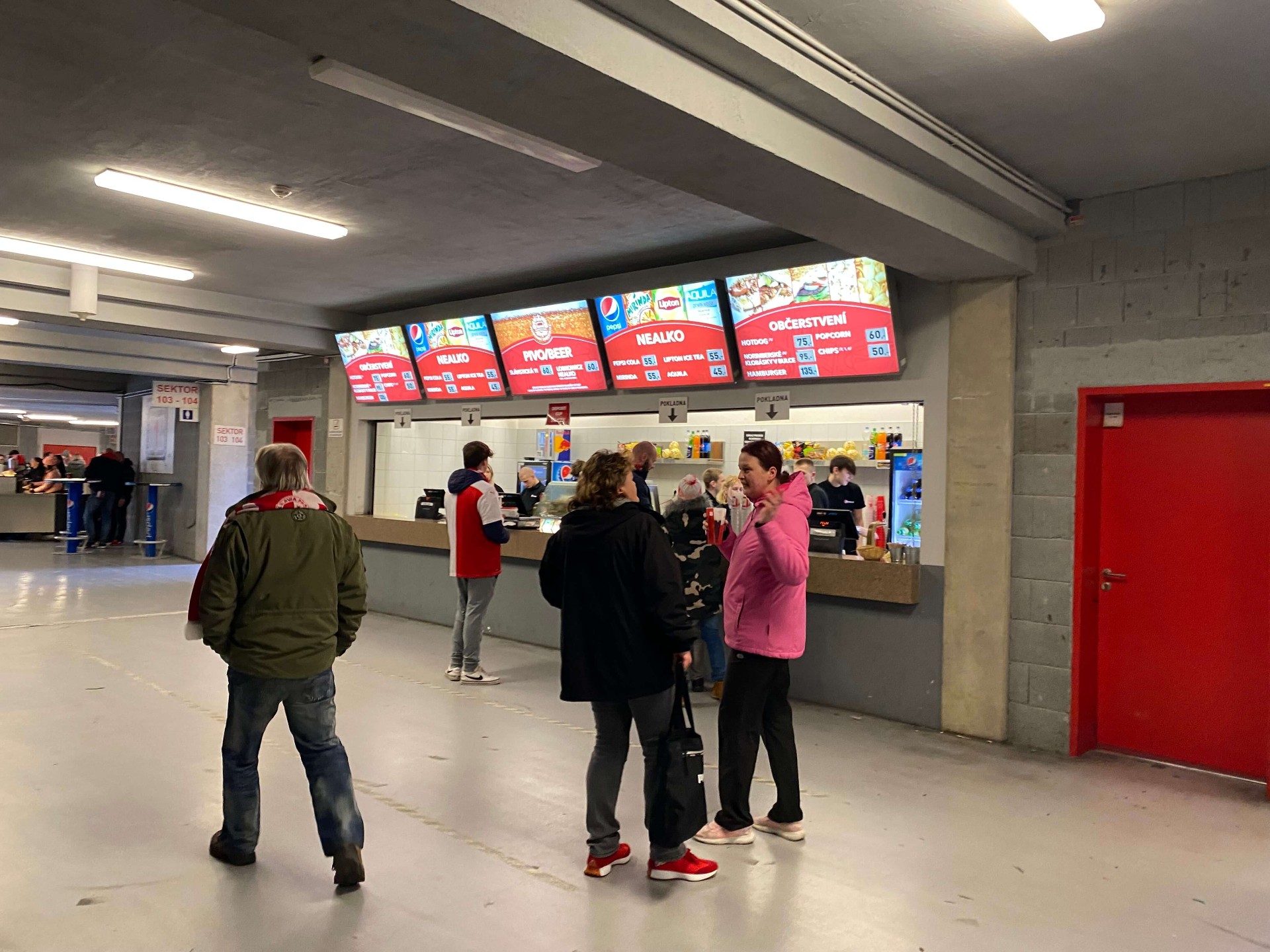 Sfeerimpressie Slavia Praag supporters in de Eden Arena