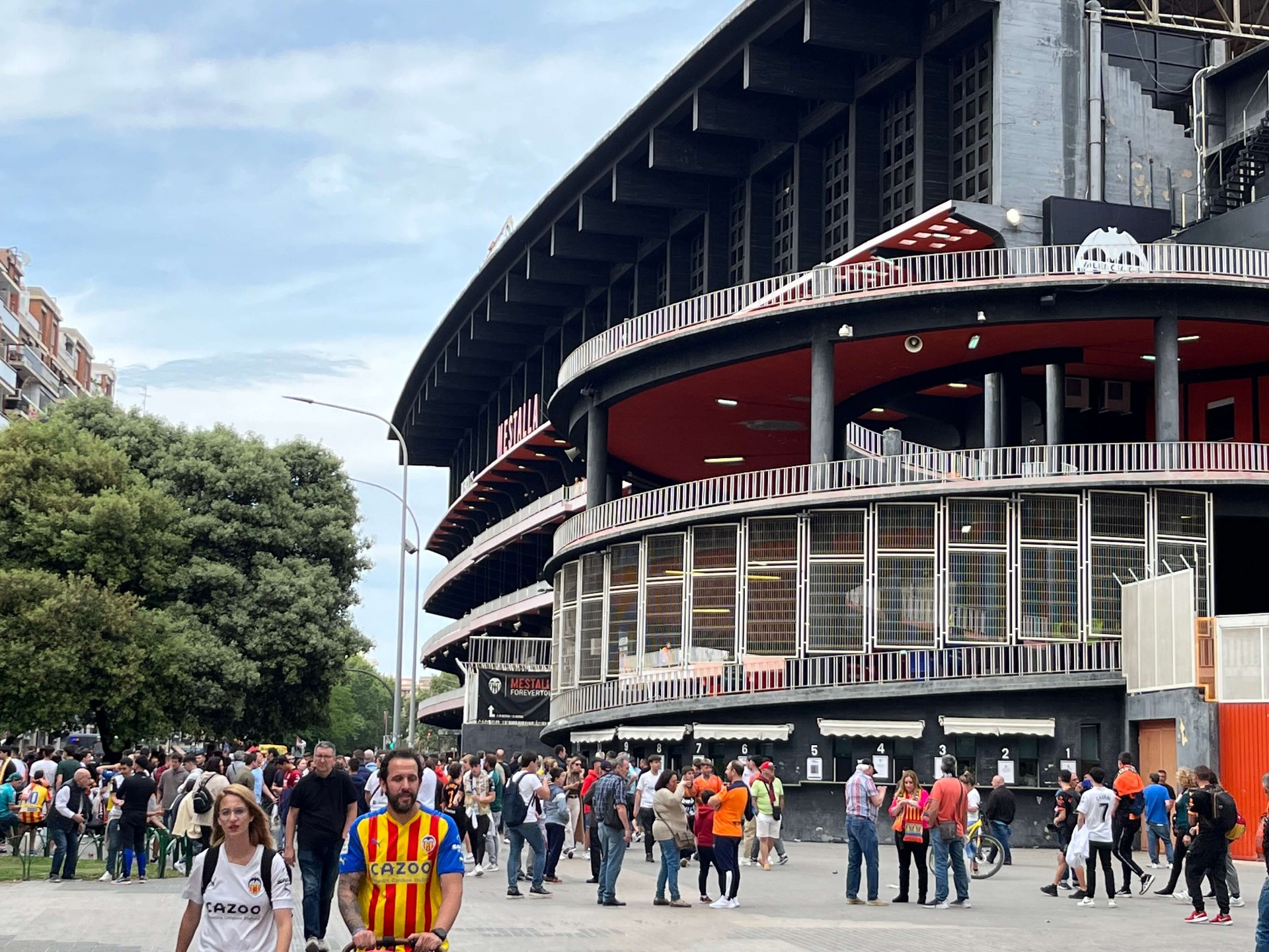 De ronde betonnen buitenkant van stadion Mestalla met fans op wedstrijddag