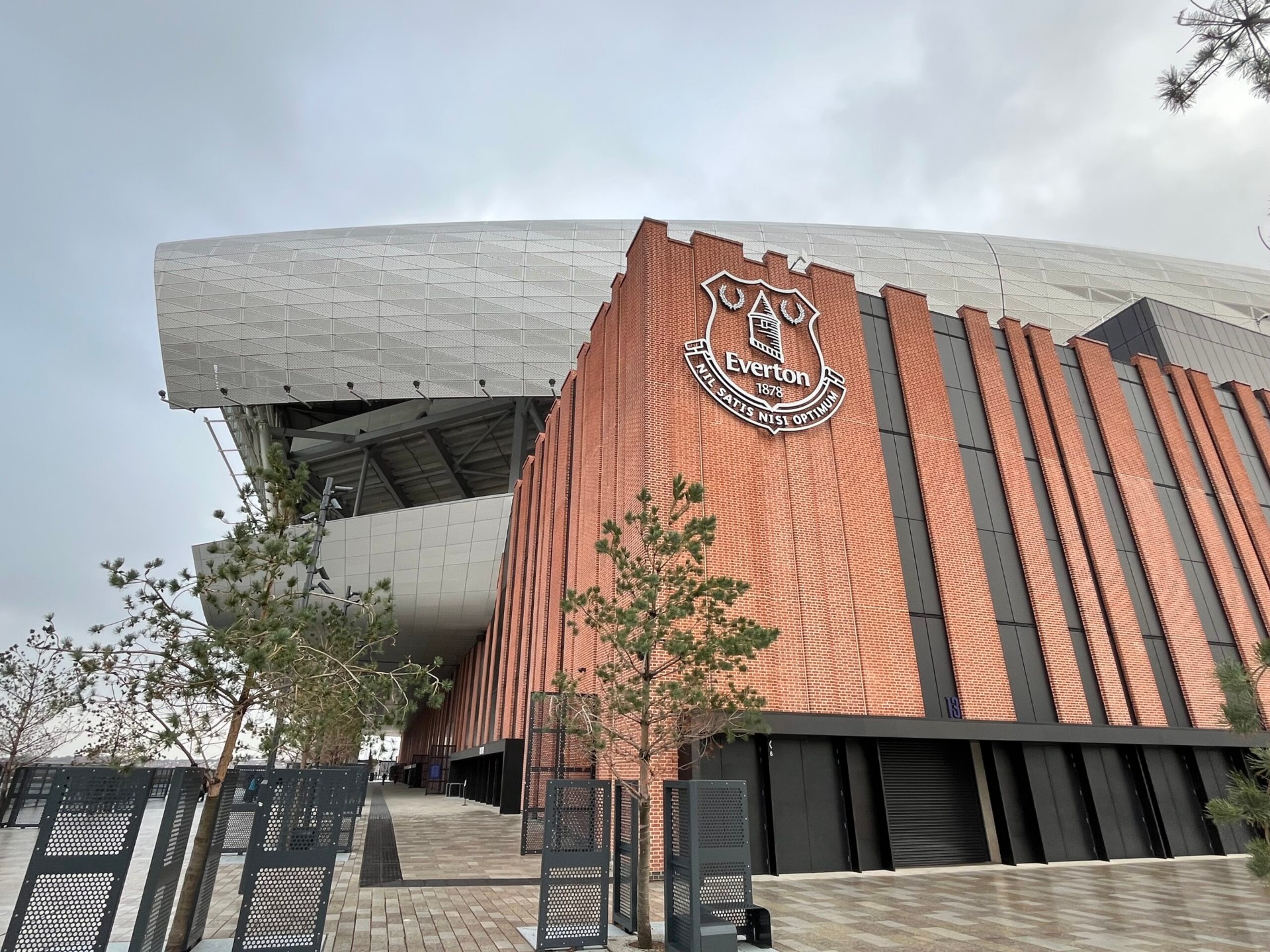 Bakstenen zijgevel van het Hill Dickinson Stadium met het Everton clublogo