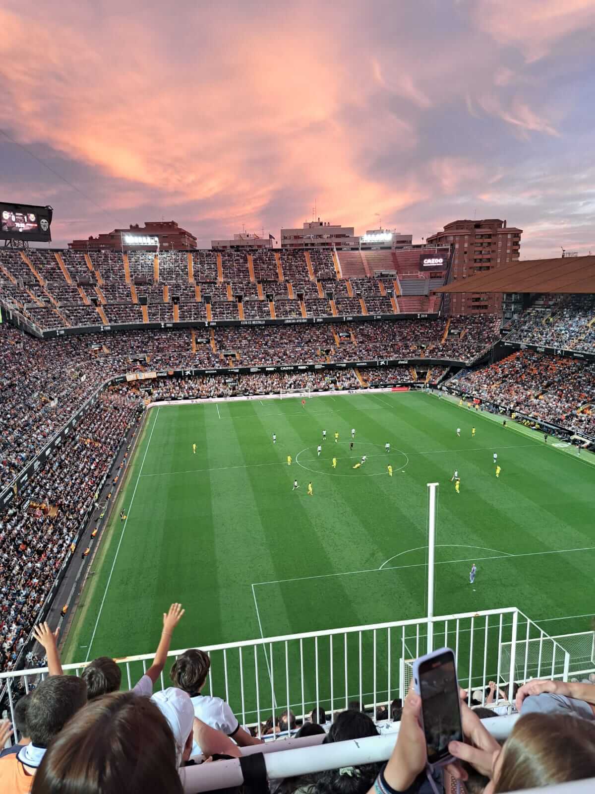 Uitzicht op het veld van Mestalla bij zonsondergang tijdens een La Liga wedstrijd