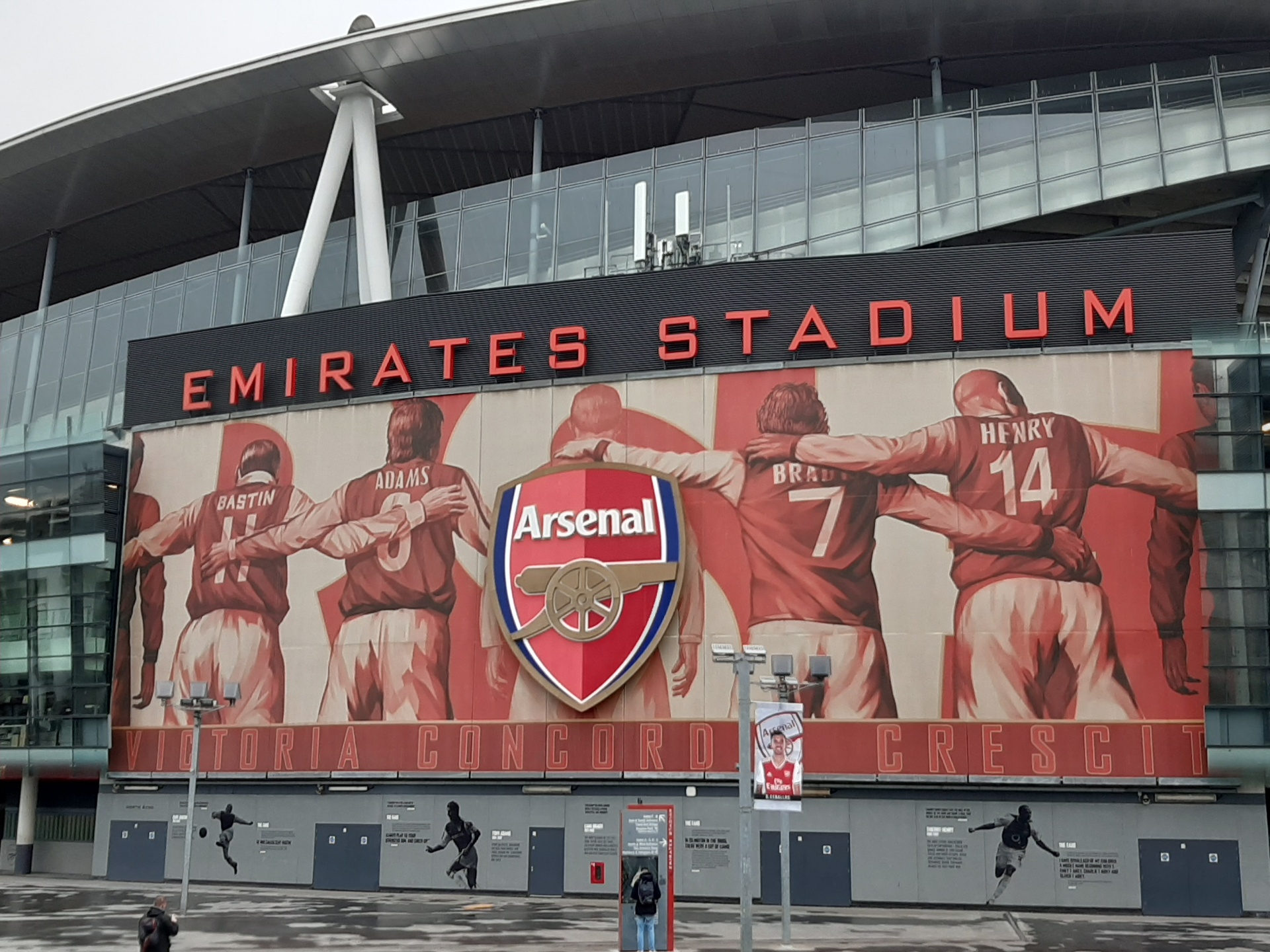 De iconische spelersmuurschildering met o.a. Henry en Adams aan de buitenkant van het Emirates Stadium van Arsenal in Londen