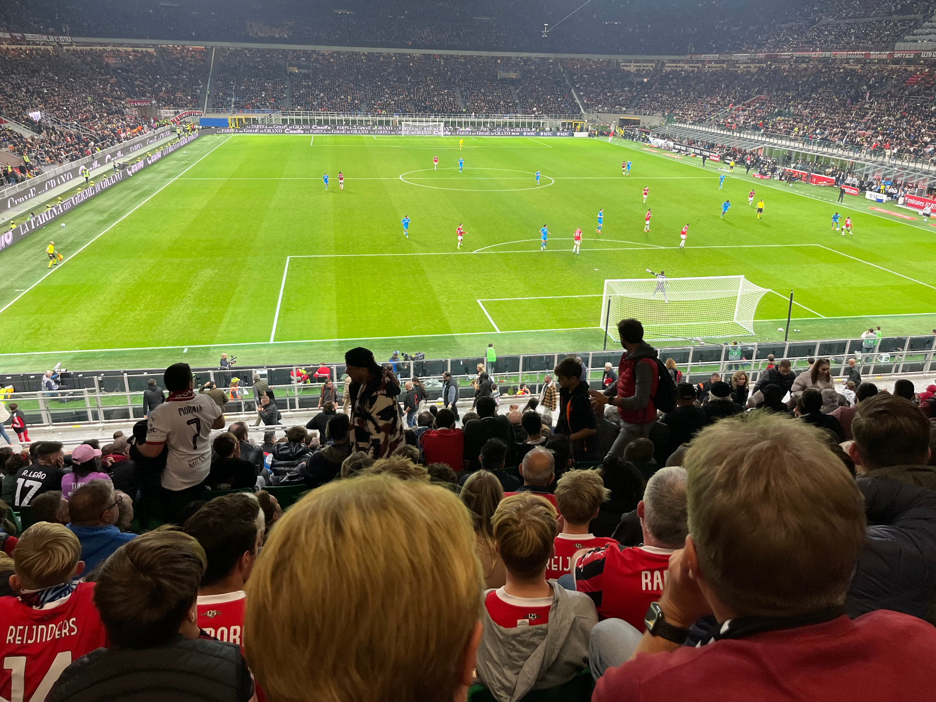 Uitzicht vanaf de tribune op een Serie A wedstrijd van AC Milan in het San Siro