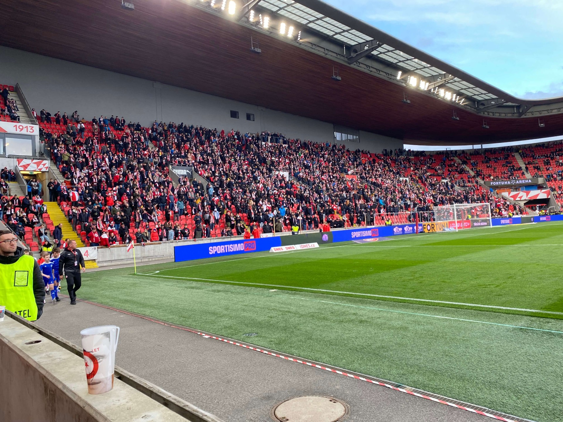Sfeerimpressie Eden Arena tijdens een wedstrijd van Slavia Praag