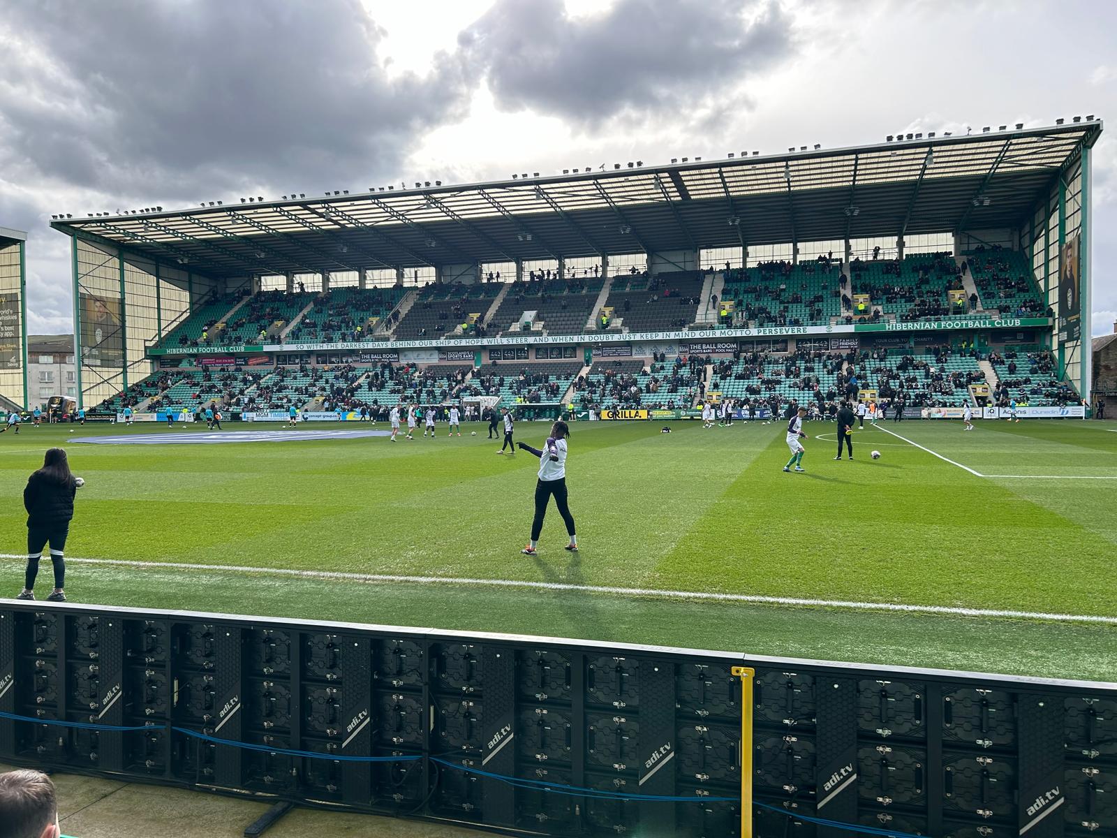 Warming-up van Hibernian voor de wedstrijd op Easter Road