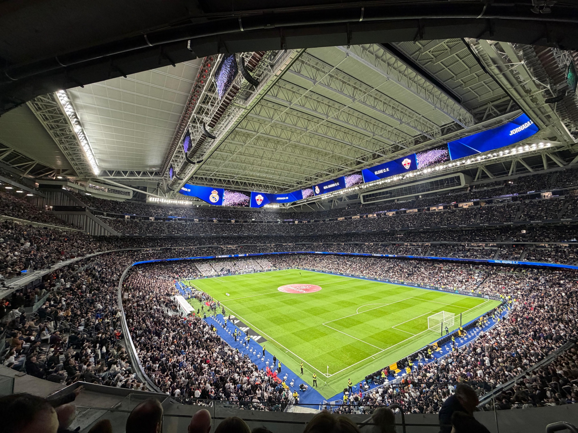 Het Santiago Bernabéu van Real Madrid op een avondwedstrijd in La Liga