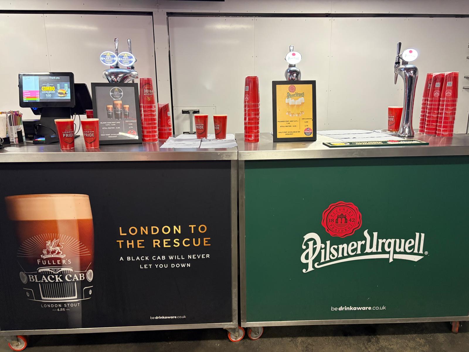 Bar met Fuller's London Pride en Pilsner Urquell in het Gtech Community Stadium