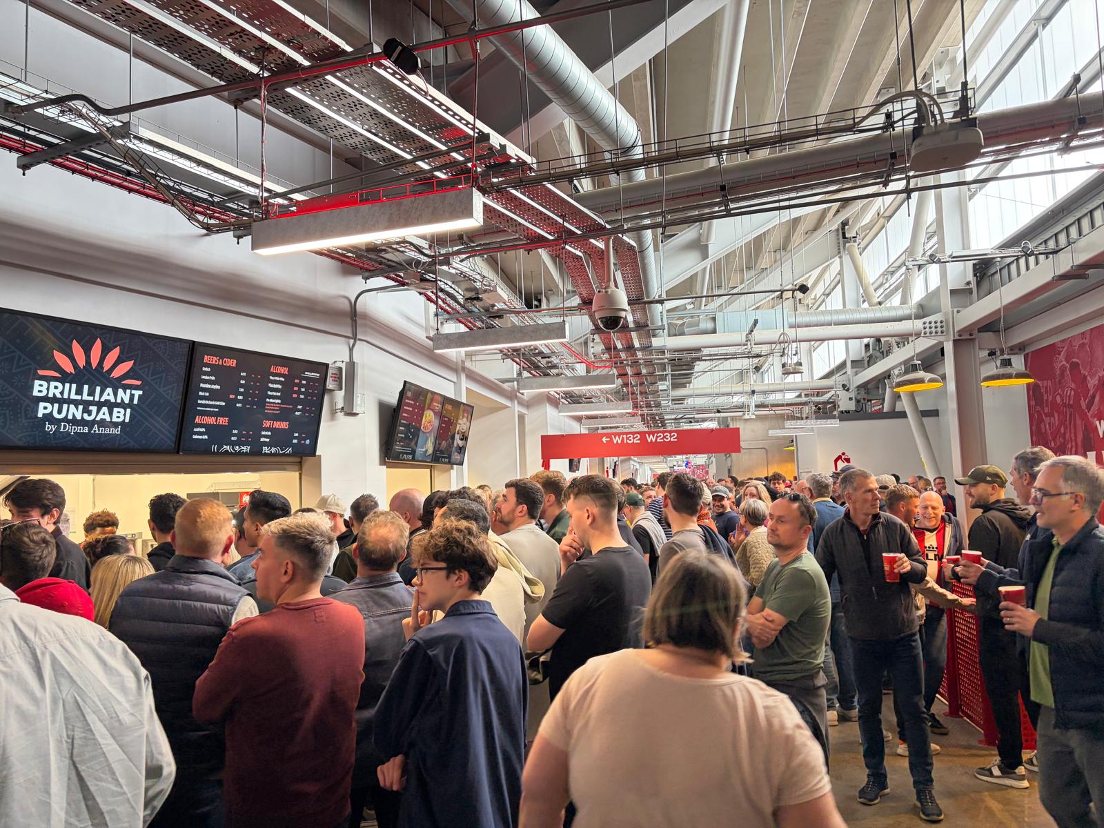 De drukke concourse van het Gtech Community Stadium voor de wedstrijd