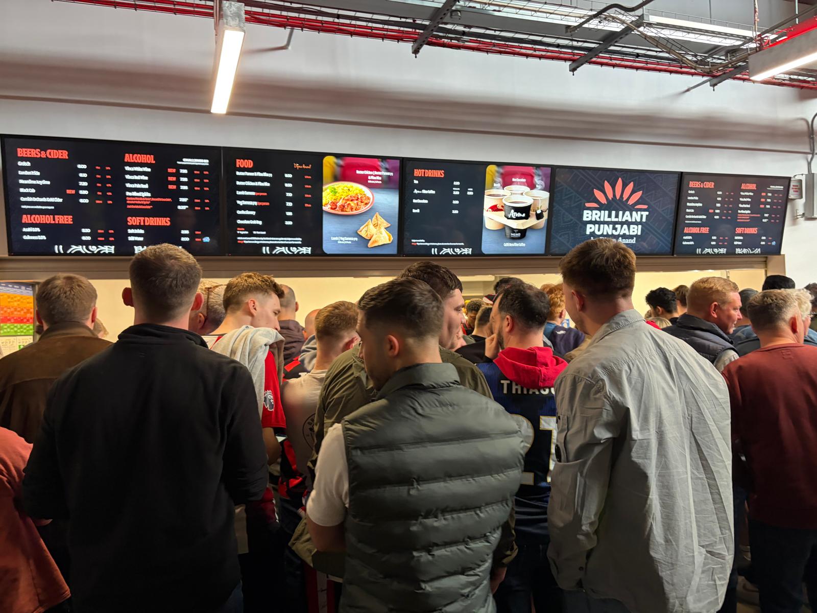 Brilliant Punjabi food stand in het Gtech Community Stadium