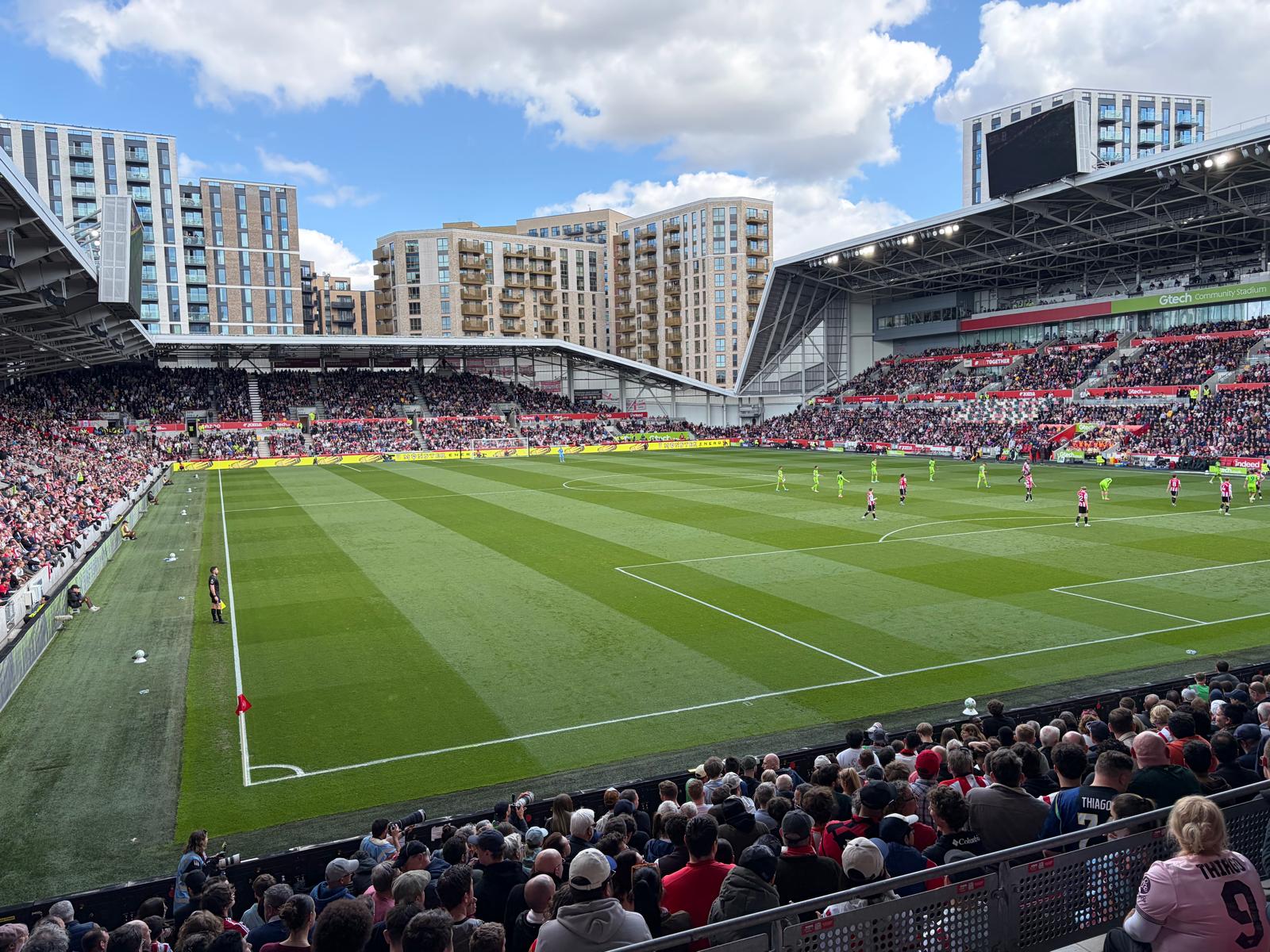 Uitzicht op het veld en de tribunes van het Gtech Community Stadium