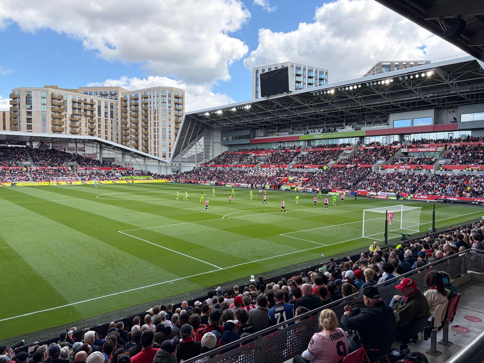 Het Gtech Community Stadium van Brentford tijdens een Premier League wedstrijd