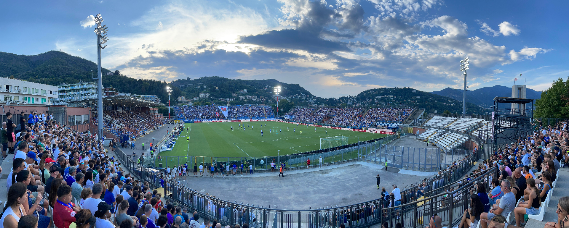 Italiaans voetbalstadion sfeerbeeld tijdens een Serie A avondwedstrijd
