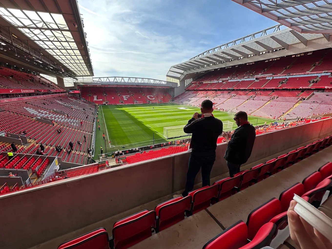 Vol voetbalstadion bij avondwedstrijd