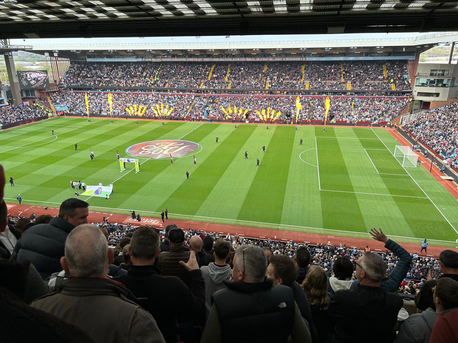 Villa Park tijdens een Premier League wedstrijd, vanaf de tribune met Aston Villa fans